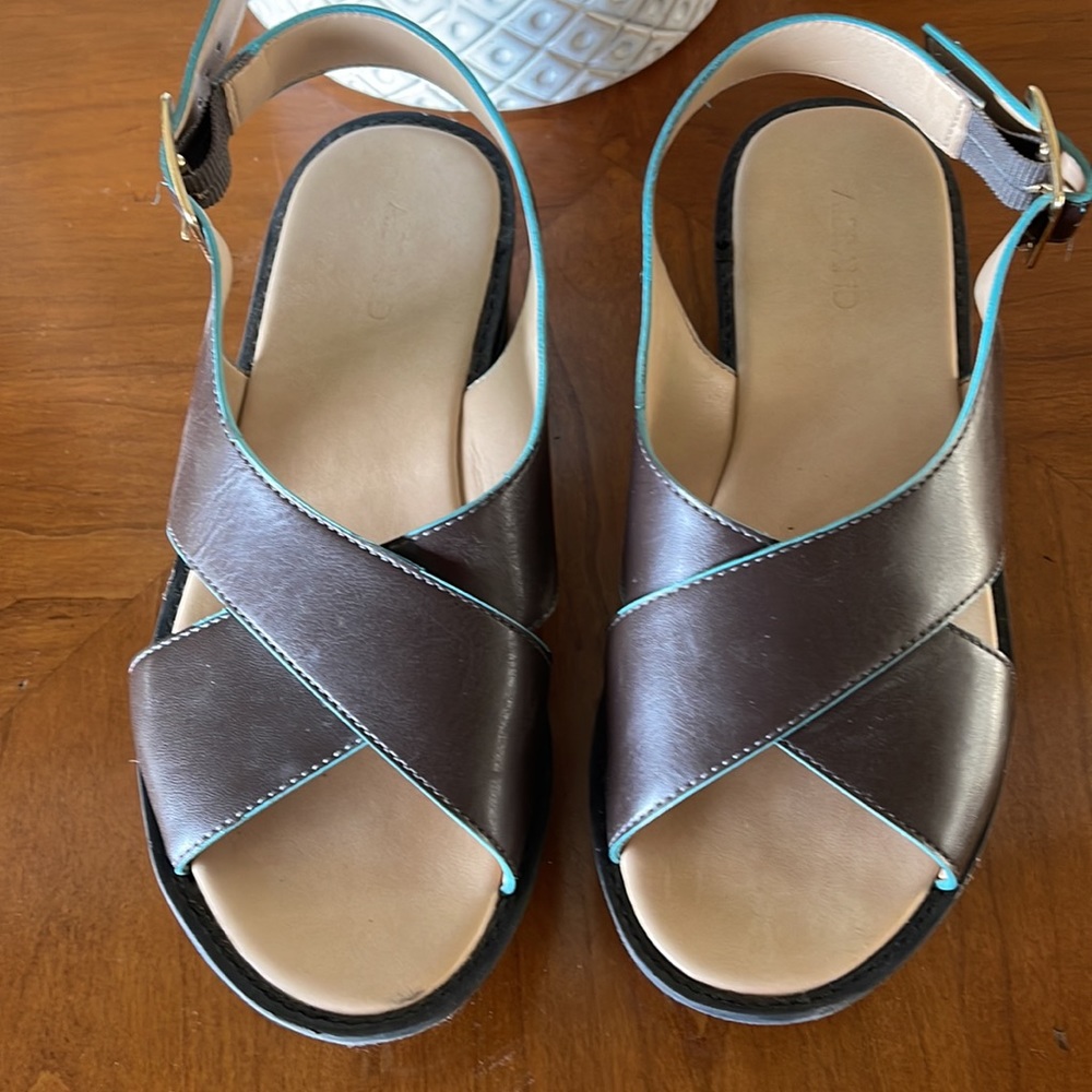 A. Brand leather sandals - Picture 4 of 4
